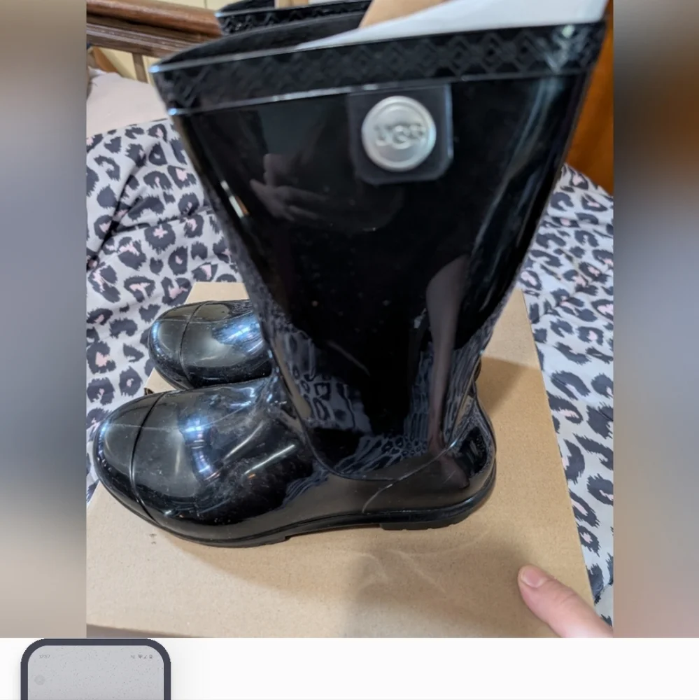 Ugg Woman's Size 6 Rain boots